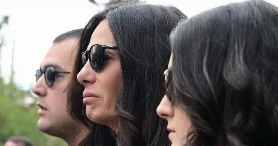 Κηδεία Αλέξη Κούγια: Τα δάκρυα των παιδιών του με την Εύη Βατίδου και η θερμή αγκαλιά έξω από την εκκλησία