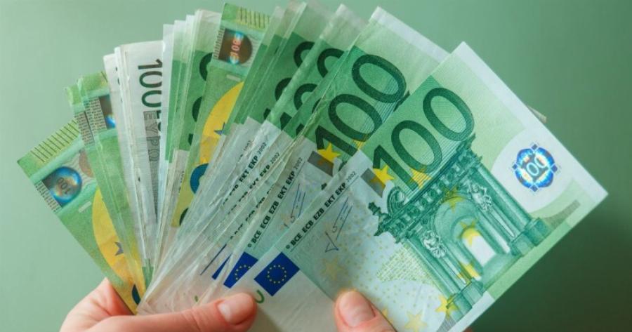 Χιλιάδες Έλληνες τσεκάρουν σήμερα λογαριασμούς με χαμόγελο στα χείλη: Σε ΙΒΑΝ & ΑΤΜ μπόνους 300 ευρώ