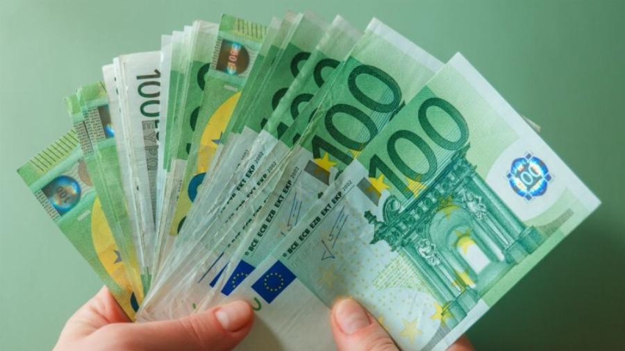 Χιλιάδες Έλληνες τσεκάρουν σήμερα λογαριασμούς με χαμόγελο στα χείλη: Σε ΙΒΑΝ & ΑΤΜ μπόνους 300 ευρώ