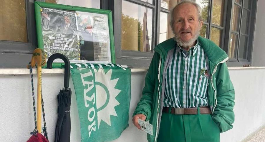 Εκλογές ΠΑΣΟΚ: Πήγε να ψηφίσει ντυμένος στα πράσινα και με φωτογραφίες του Ανδρέα Παπανδρέου