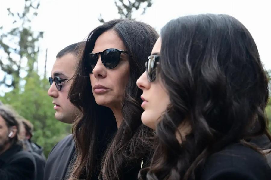 Κηδεία Αλέξη Κούγια: Τα δάκρυα των παιδιών του με την Εύη Βατίδου και η θερμή αγκαλιά έξω από την εκκλησία