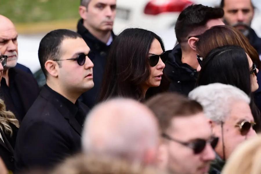 Κηδεία Αλέξη Κούγια: Τα δάκρυα των παιδιών του με την Εύη Βατίδου και η θερμή αγκαλιά έξω από την εκκλησία