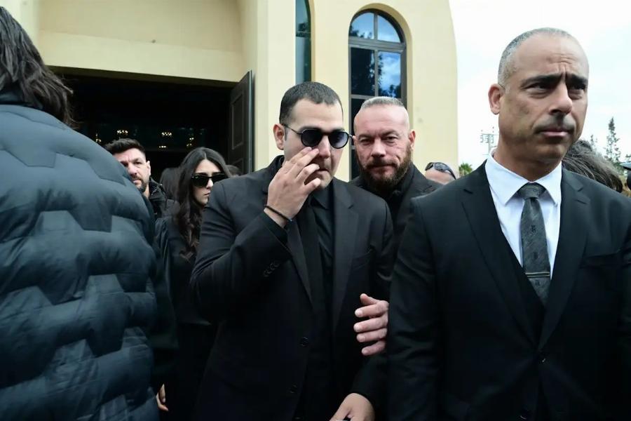 Κηδεία Αλέξη Κούγια: Τα δάκρυα των παιδιών του με την Εύη Βατίδου και η θερμή αγκαλιά έξω από την εκκλησία