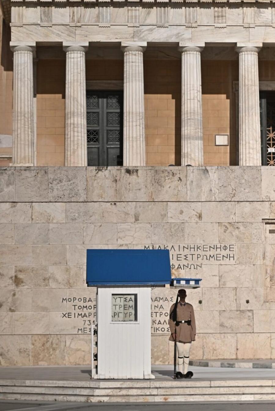 Ακοίμητοι φpoupoi παρά τον Kαuσωvα οι Εύζωνες: Τους δίνουν παγωμένο νερό για να αντέξουν τη ζέστη