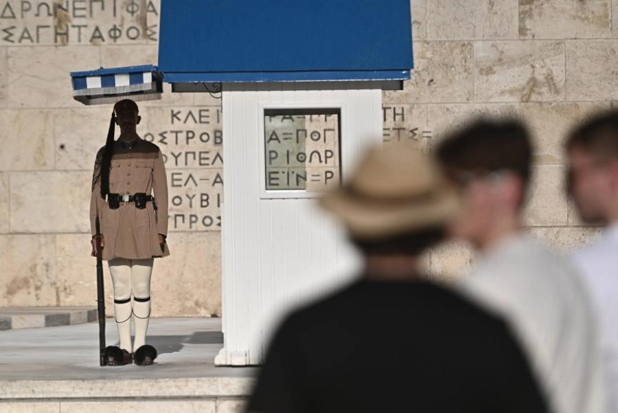 Ακοίμητοι φpoupoi παρά τον Kαuσωvα οι Εύζωνες: Τους δίνουν παγωμένο νερό για να αντέξουν τη ζέστη