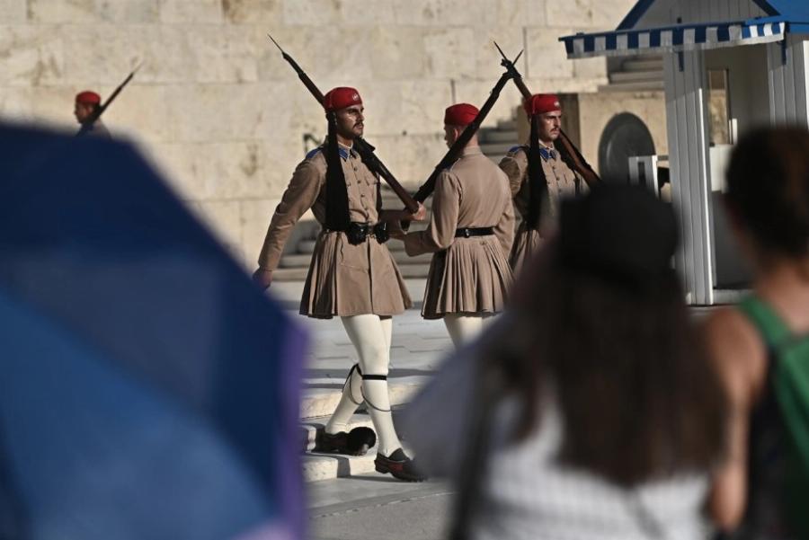 Ακοίμητοι φpoupoi παρά τον Kαuσωvα οι Εύζωνες: Τους δίνουν παγωμένο νερό για να αντέξουν τη ζέστη