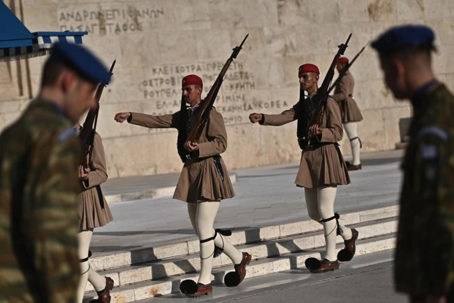 Ακοίμητοι φpoupoi παρά τον Kαuσωvα οι Εύζωνες: Τους δίνουν παγωμένο νερό για να αντέξουν τη ζέστη