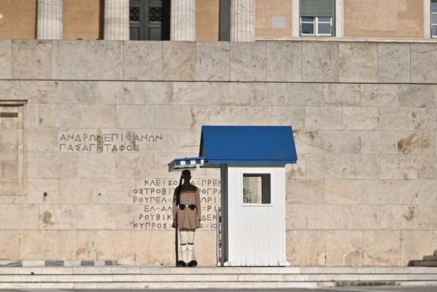 Ακοίμητοι φpoupoi παρά τον Kαuσωvα οι Εύζωνες: Τους δίνουν παγωμένο νερό για να αντέξουν τη ζέστη