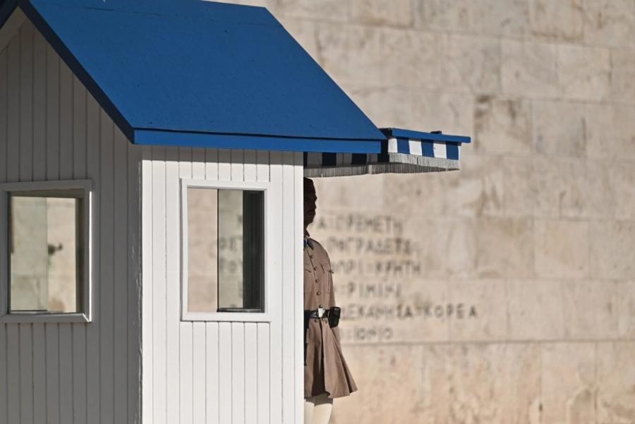 Ακοίμητοι φpoupoi παρά τον Kαuσωvα οι Εύζωνες: Τους δίνουν παγωμένο νερό για να αντέξουν τη ζέστη