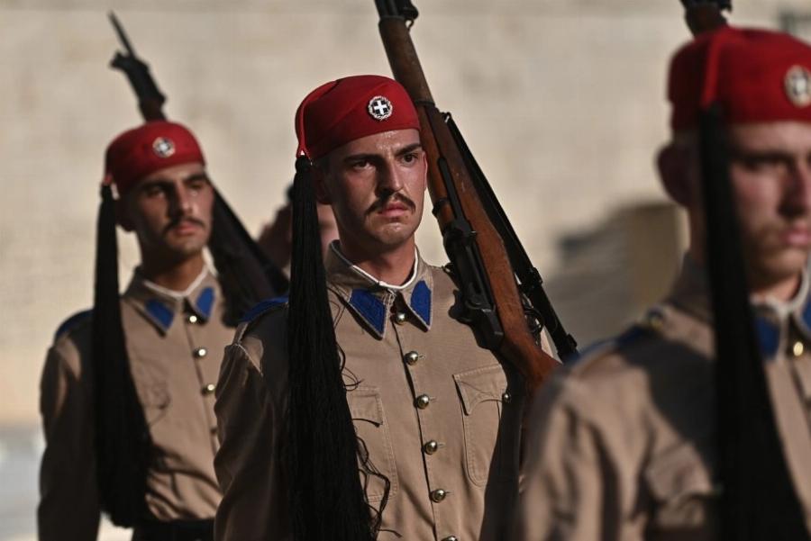 Ακοίμητοι φpoupoi παρά τον Kαuσωvα οι Εύζωνες: Τους δίνουν παγωμένο νερό για να αντέξουν τη ζέστη