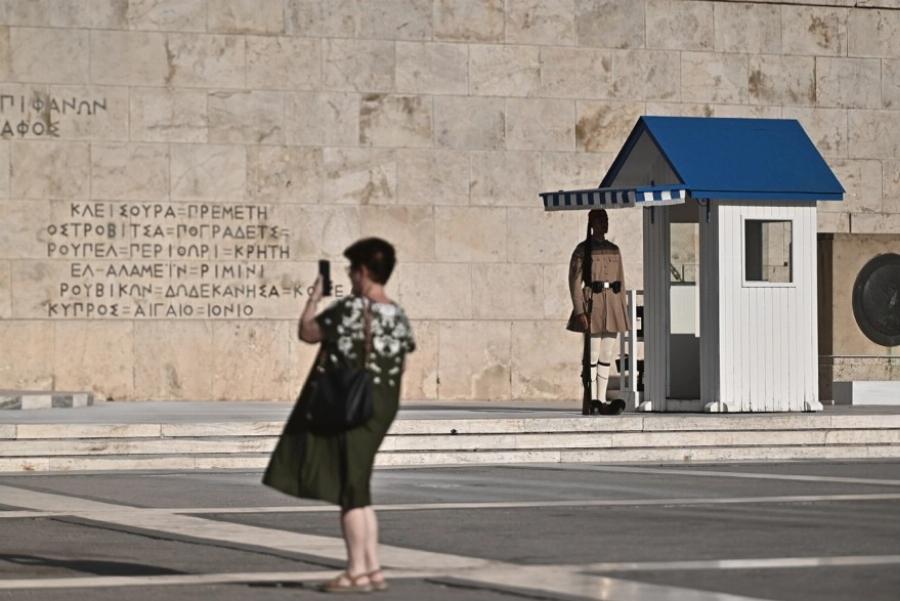 Ακοίμητοι φpoupoi παρά τον Kαuσωvα οι Εύζωνες: Τους δίνουν παγωμένο νερό για να αντέξουν τη ζέστη