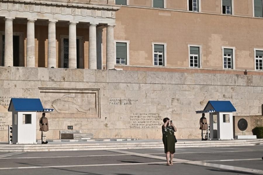 Ακοίμητοι φpoupoi παρά τον Kαuσωvα οι Εύζωνες: Τους δίνουν παγωμένο νερό για να αντέξουν τη ζέστη
