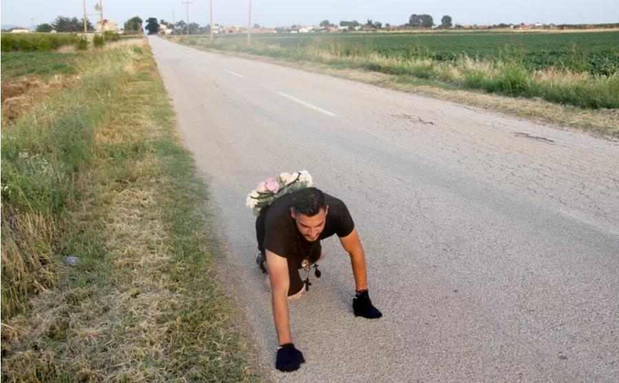 Δύναμη ψυχής: Έφτασε γονατιστός για να προσκυνήσει το λείψανο της Αγίας Μαρίνας στη Ροδόπη