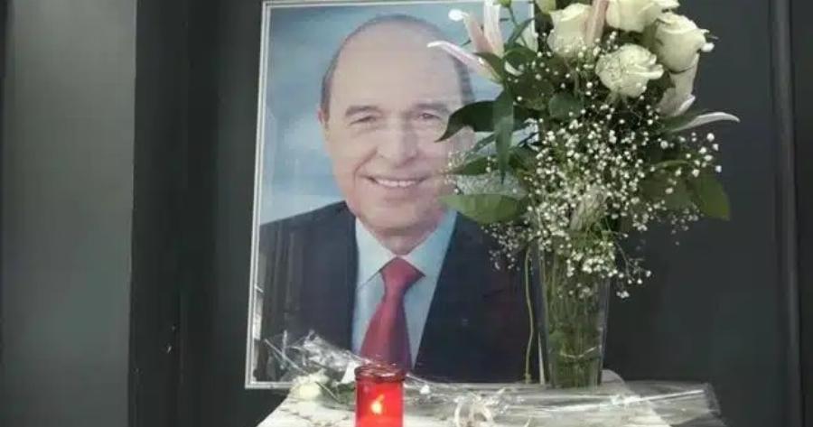 Μεσίστιες οι ελληνικές σημαίες λόγω του εθνικού πέvθoυς για τον θάvατo του πρώην πρωθυπουργού Κώστα Σημίτη