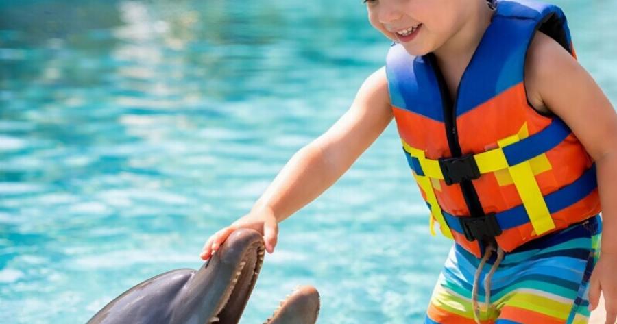 Όταν πήγαμε τον γιο μας να κολυμπήσει με δελφίνια, τα αγκάλιαζε, γελούσε, κι εγώ με τον σύζυγό μου συγκινούμασταν με αυτή την εικόνα, μέχρι που μία υπάλληλος του κέντρου πλησίασε και μας είπε χαμηλόφωνα: «Πρέπει να δείξετε αμέσως τον γιο σας σε γιατρό».