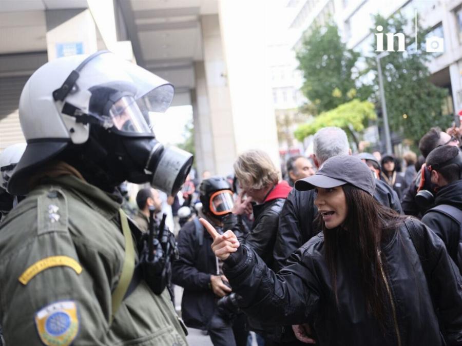 Τα ΜΑΤ της κυβέρνησης διαλύουν τη μεγαλειώδη συγκέντρωση – Έπνιξαν με δακρυγόνα το Σύνταγμα