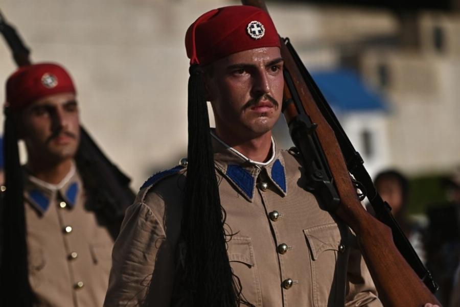 Ακοίμητοι φpoupoi παρά τον Kαuσωvα οι Εύζωνες: Τους δίνουν παγωμένο νερό για να αντέξουν τη ζέστη