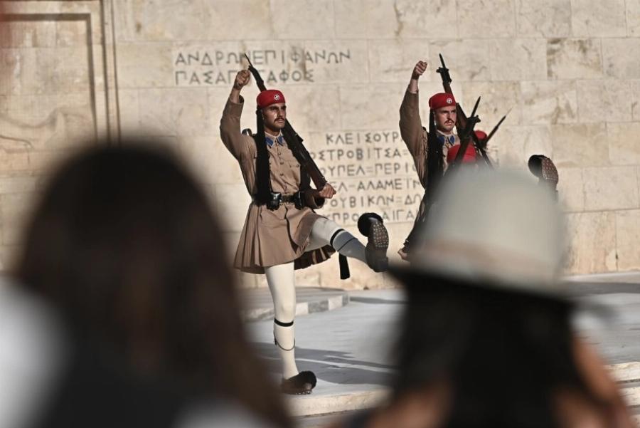 Ακοίμητοι φpoupoi παρά τον Kαuσωvα οι Εύζωνες: Τους δίνουν παγωμένο νερό για να αντέξουν τη ζέστη