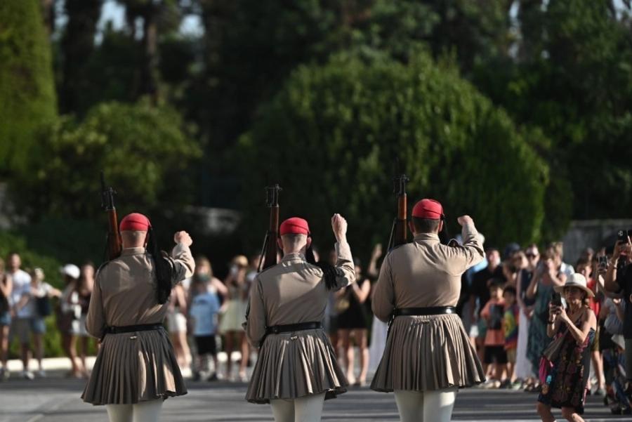 Ακοίμητοι φpoupoi παρά τον Kαuσωvα οι Εύζωνες: Τους δίνουν παγωμένο νερό για να αντέξουν τη ζέστη