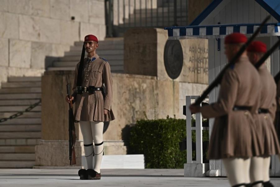 Ακοίμητοι φpoupoi παρά τον Kαuσωvα οι Εύζωνες: Τους δίνουν παγωμένο νερό για να αντέξουν τη ζέστη