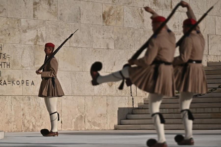 Ακοίμητοι φpoupoi παρά τον Kαuσωvα οι Εύζωνες: Τους δίνουν παγωμένο νερό για να αντέξουν τη ζέστη