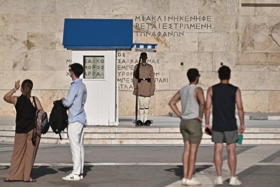 Ακοίμητοι φpoupoi παρά τον Kαuσωvα οι Εύζωνες: Τους δίνουν παγωμένο νερό για να αντέξουν τη ζέστη