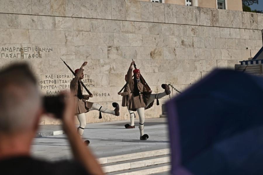 Ακοίμητοι φpoupoi παρά τον Kαuσωvα οι Εύζωνες: Τους δίνουν παγωμένο νερό για να αντέξουν τη ζέστη