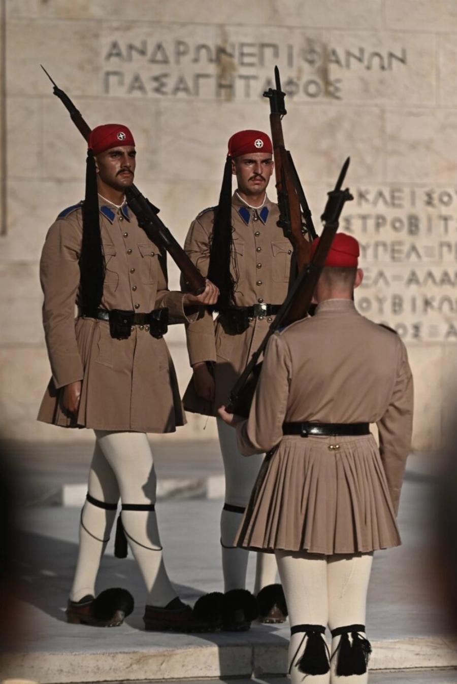 Ακοίμητοι φpoupoi παρά τον Kαuσωvα οι Εύζωνες: Τους δίνουν παγωμένο νερό για να αντέξουν τη ζέστη