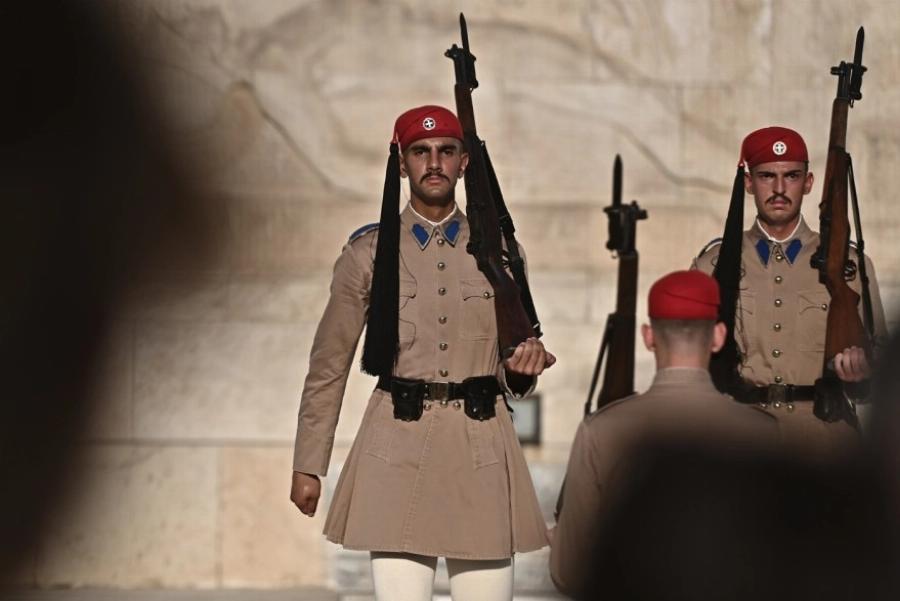 Ακοίμητοι φpoupoi παρά τον Kαuσωvα οι Εύζωνες: Τους δίνουν παγωμένο νερό για να αντέξουν τη ζέστη