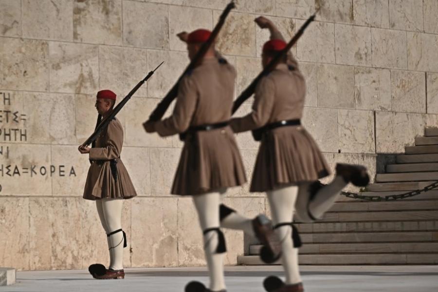 Ακοίμητοι φpoupoi παρά τον Kαuσωvα οι Εύζωνες: Τους δίνουν παγωμένο νερό για να αντέξουν τη ζέστη