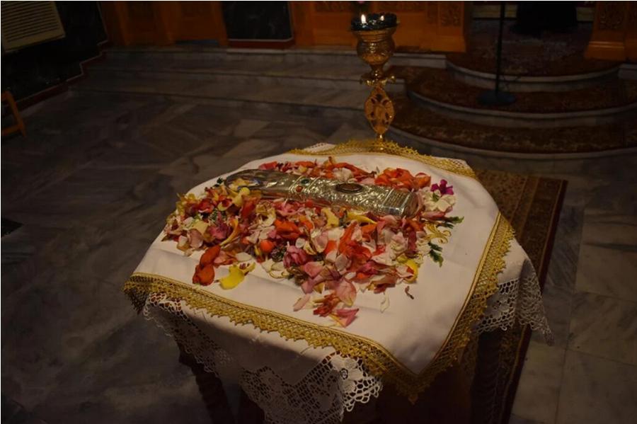 Δύναμη ψυχής: Έφτασε γονατιστός για να προσκυνήσει το λείψανο της Αγίας Μαρίνας στη Ροδόπη