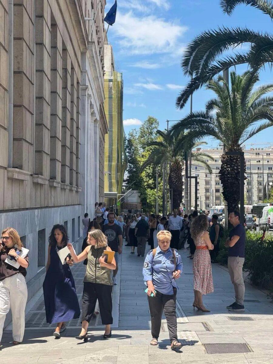 ΕΚΤΑΚΤΟ: Εκκενώνεται το κτήριο της Τράπεζας της Ελλάδας