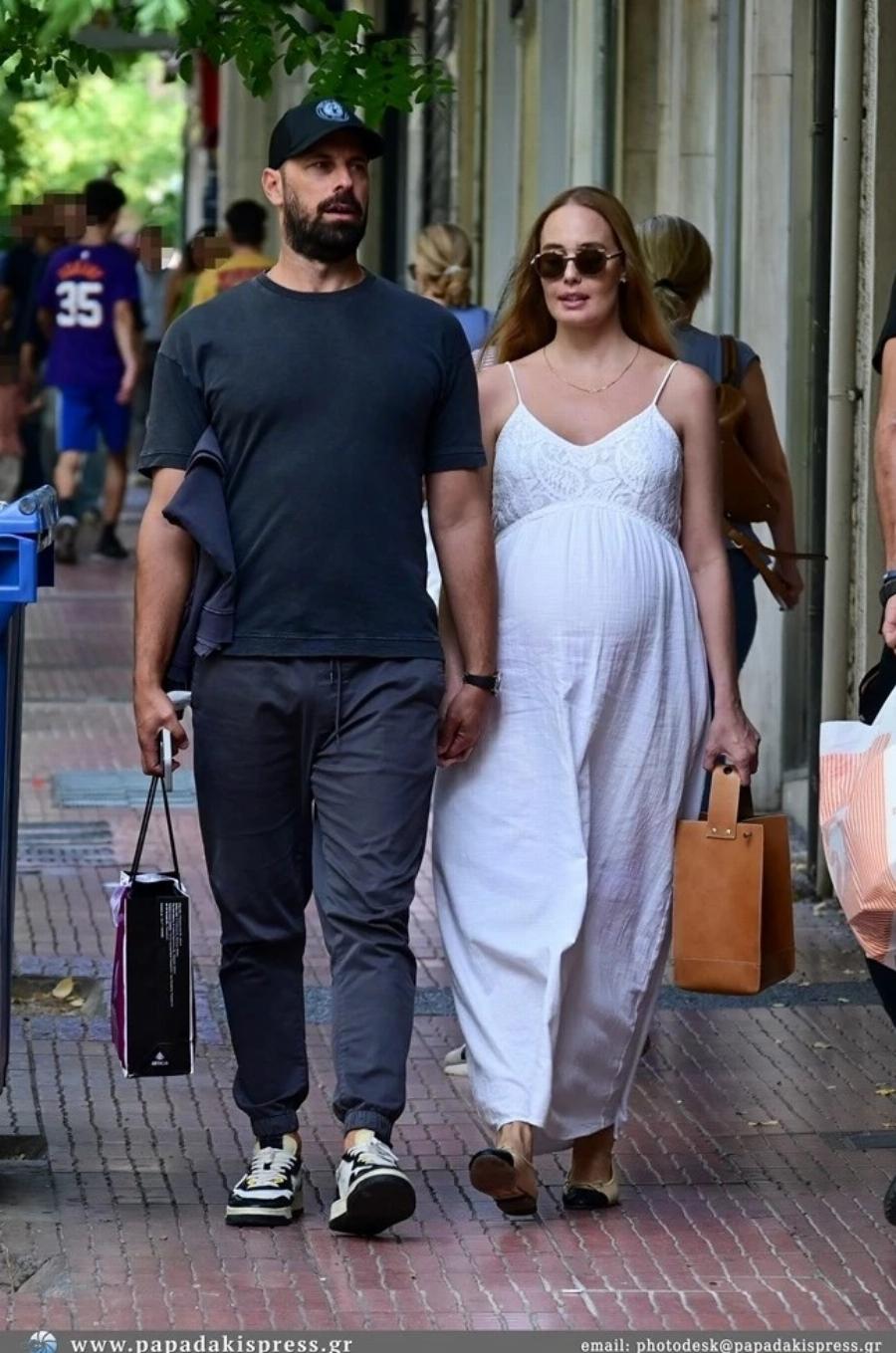 Ήθελε να το κρατήσει κρυφό αλλά πλέον η κοιλιά δεν κρύβεται: Έγκυος στο κέντρο της Αθήνας πασίγνωστη κυρία της τηλεόρασης