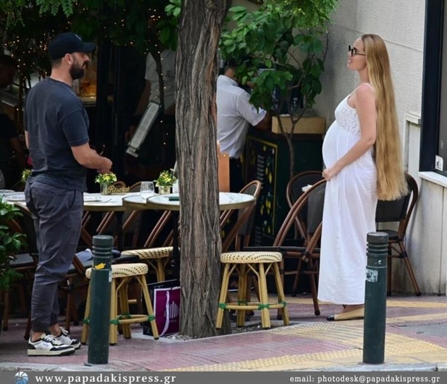 Ήθελε να το κρατήσει κρυφό αλλά πλέον η κοιλιά δεν κρύβεται: Έγκυος στο κέντρο της Αθήνας πασίγνωστη κυρία της τηλεόρασης