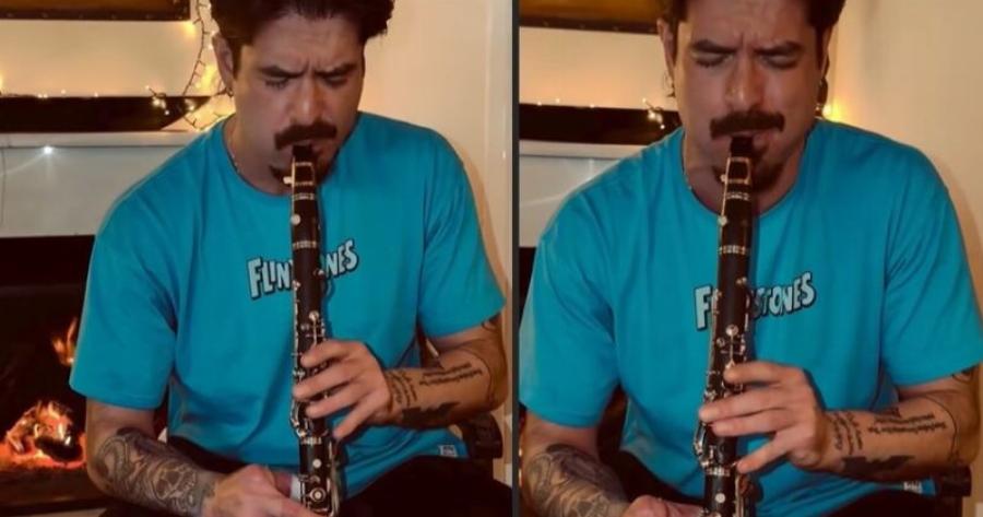 Δεν το βάζει κάτω o Άρης Μουγκοπέτρος: Παίζει κλαρίνο με δύο δάχτυλα και συγκινεί – Βίντεο