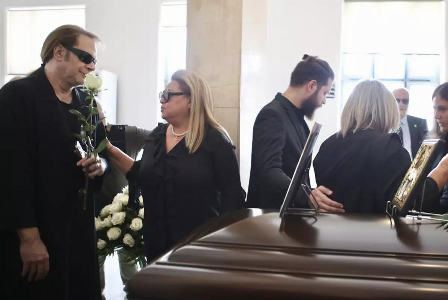 Κηδεία Μίμη Πλέσσα: Κατέρρευσε η Λουκίλα Καρρέρ – Οι πρώτες εικόνες από την τελετή