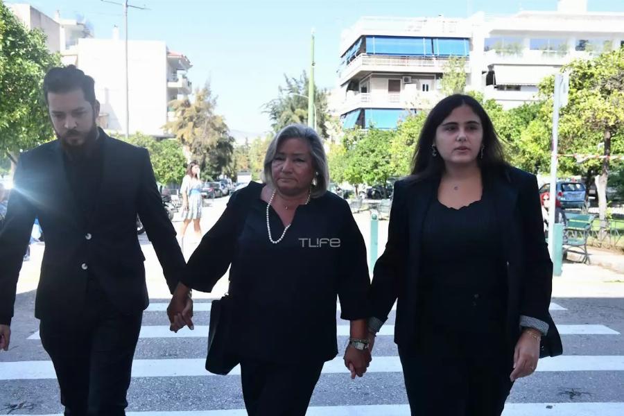 Κηδεία Μίμη Πλέσσα: Κατέρρευσε η Λουκίλα Καρρέρ – Οι πρώτες εικόνες από την τελετή