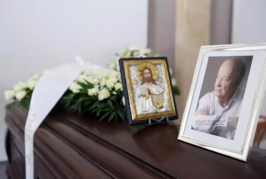 Κηδεία Μίμη Πλέσσα: Κατέρρευσε η Λουκίλα Καρρέρ – Οι πρώτες εικόνες από την τελετή