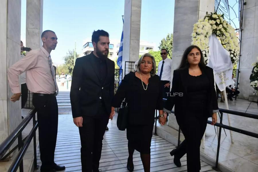 Κηδεία Μίμη Πλέσσα: Κατέρρευσε η Λουκίλα Καρρέρ – Οι πρώτες εικόνες από την τελετή