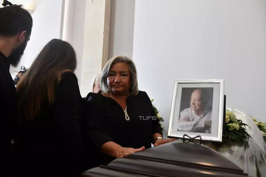 Κηδεία Μίμη Πλέσσα: Κατέρρευσε η Λουκίλα Καρρέρ – Οι πρώτες εικόνες από την τελετή