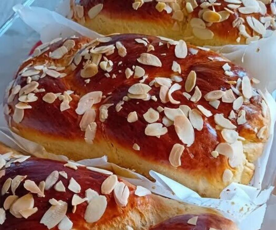 Αφράτα τσουρέκια με ίνες χωρίς μίξερ – εύκολη συνταγή