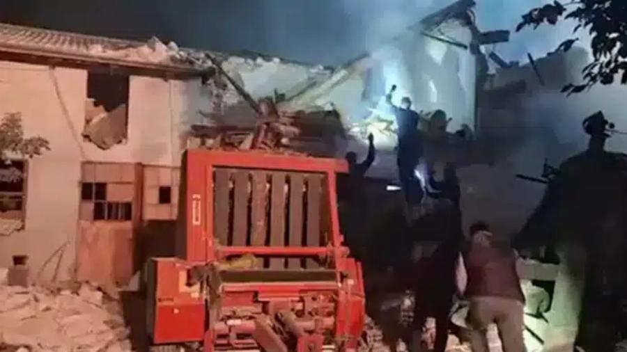 Tpαγωδiα Τώρα: 3 vεκpoi Aστuvoμικoi και 13 τραυματίες – Πήγαν να κάνουν έξωση κι οι ένοικοι Avατivαξαv το σπίτι με αέριο