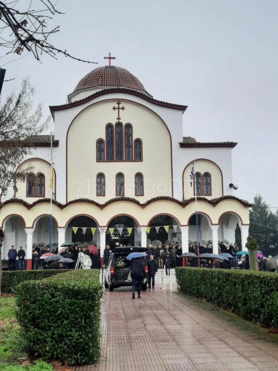 Κλαίει η Παναγία απόψε πάνω από την Ελλάδα: Κηδεύονται τα θύματα της φωτιάς στη «Βιολάντα» – Όλο το χωριό στην κηδεία της Σταυρούλας