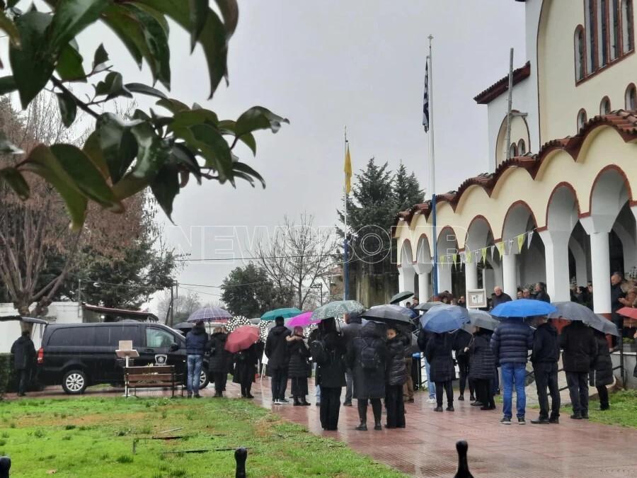 Κλαίει η Παναγία απόψε πάνω από την Ελλάδα: Κηδεύονται τα θύματα της φωτιάς στη «Βιολάντα» – Όλο το χωριό στην κηδεία της Σταυρούλας