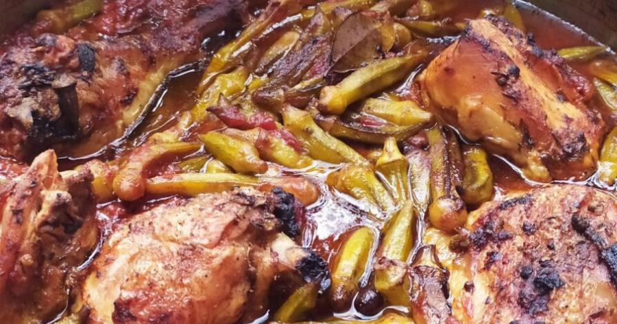 Κοτόπουλο με μπάμιες στο φούρνο (χωρίς να λασπώνουν)