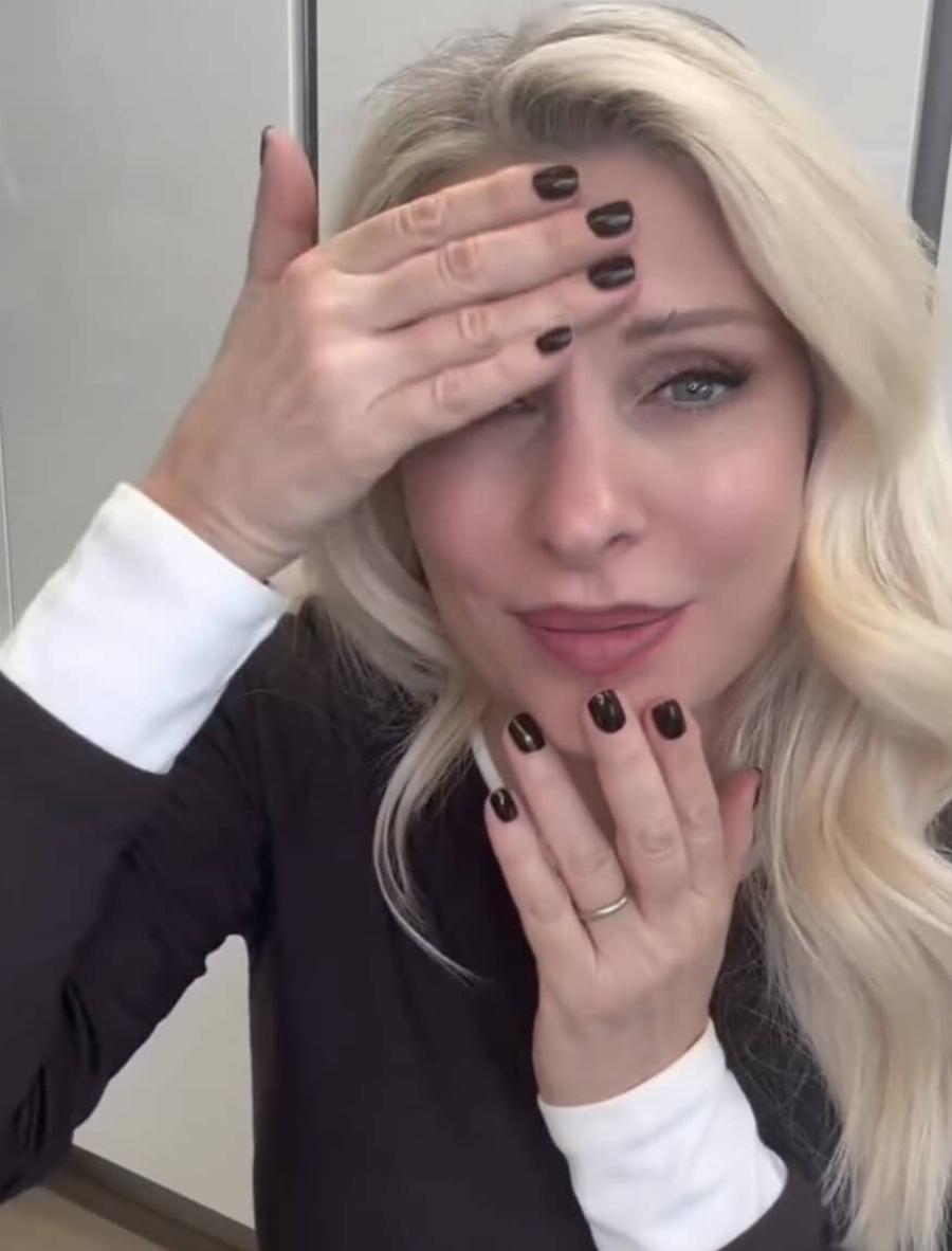 Ούρες στα νυχάδικα: H Ελένη Μενεγάκη έκανε το χρώμα της σεζόν και όλες τρέχουν να το κάνουν