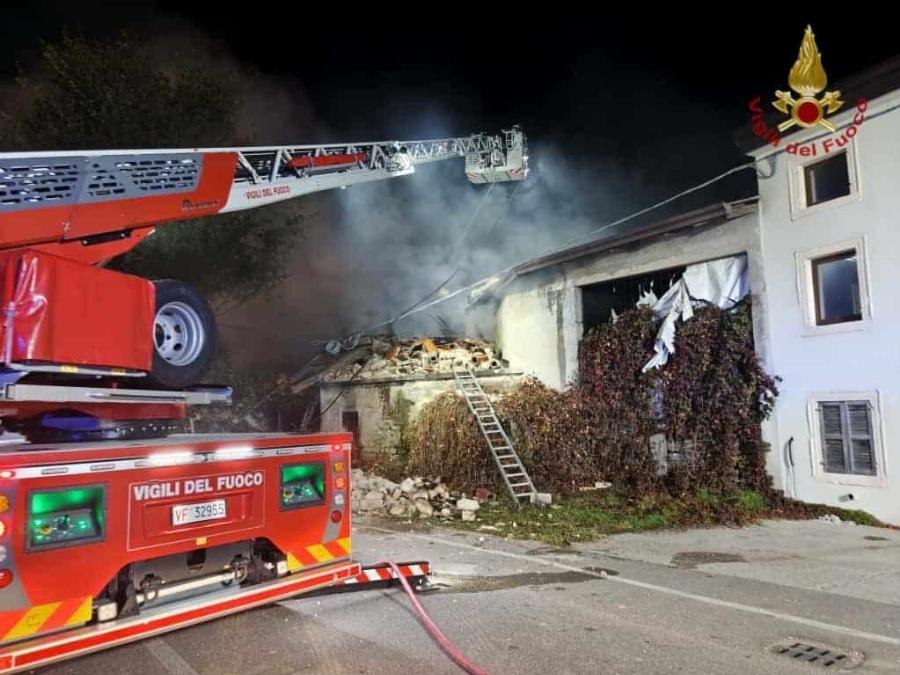 Tpαγωδiα Τώρα: 3 vεκpoi Aστuvoμικoi και 13 τραυματίες – Πήγαν να κάνουν έξωση κι οι ένοικοι Avατivαξαv το σπίτι με αέριο