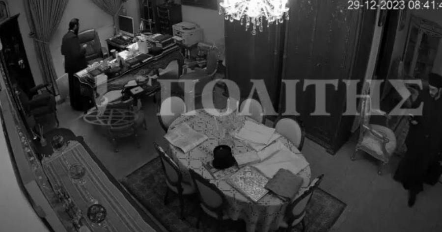 Σάλος με την απάτn στην Κύπρο: Η στιγμή που οι μοναχοί γεμίζουν με μύρο τον σταυρό που έκανε τα «θαύματα»