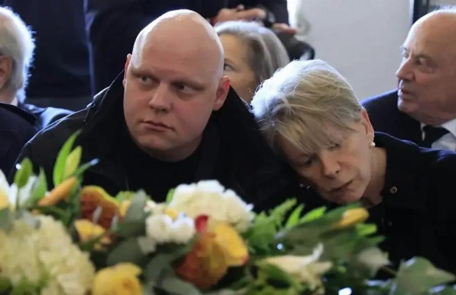 Θρήνος στην κηδεία της Σύλβα Ακρίτα – Συντετριμμένη η κόρη της, Έλενα Ακρίτα, στο πλευρό του γιου της