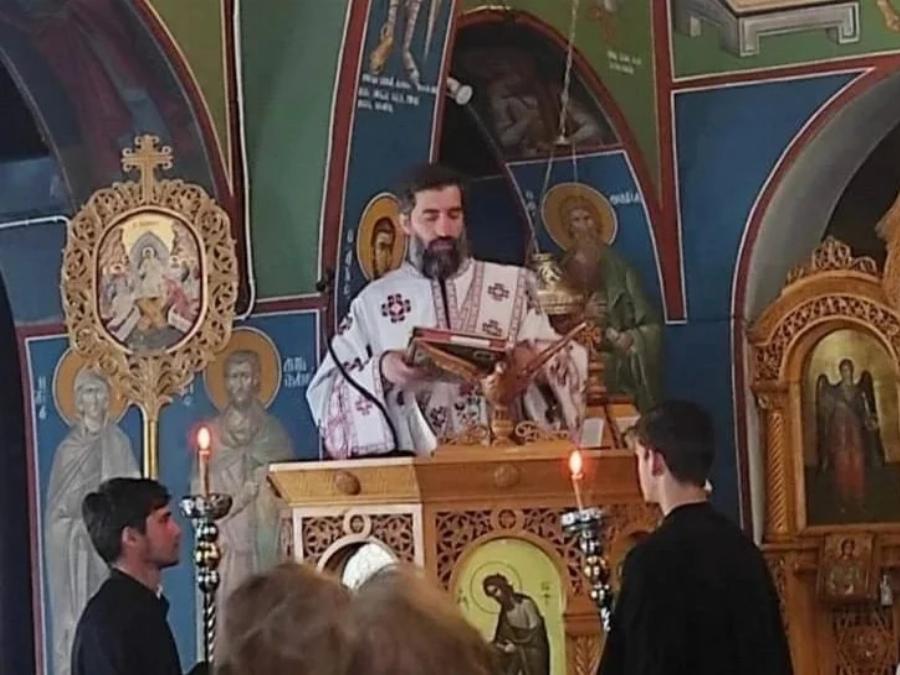 Ανέστης Βλάχος: Ο εγγονός του έβαλε τα ράσα και απαρνήθηκε την κοσμική ζωή – Οι πρώτες εικόνες του ως Ιερέας